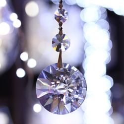 Echte Kristalle reflektieren facettenreich das Licht.